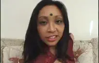 مغر فاتنة الأبنوس مع أثداء جميلة تتمتع الجنس الخشن.