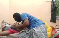 امرأة سمراء مثير يلعب مع كس ويلعب مع دسار.