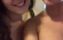 الساخنة لاتيني في سن المراهقة الهزات قبالة و cums على كاميرا ويب.