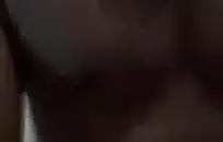 مراهقة تمارس الجنس مع نفسها في ثوب أحمر.