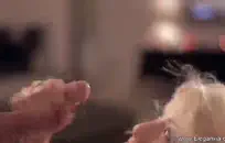 في سن المراهقة مع وجه مثير والوشم يظهر بوسها الرطب.