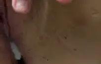 شاب جامعي cums في بجد في الحمام.