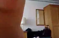 صديقة الملاعين النفس مع دسار على الطاولة.