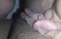 تظهر امرأة سمراء شاحبة قبالة بوسها شعر.