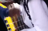 امرأة سمراء في سن المراهقة يلعب مع الثدي في الحمام.