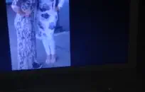 امرأة سمراء مع الثدي مثقوب والحمار الملاعين رجلها.