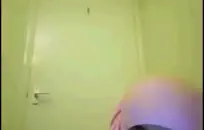 Tgirl مع قدميها مثير إغاظة لك في الحمام.