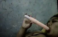 الزوج والزوجة في السيارة يشاهدان التلفاز.