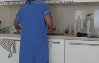 زوجة الساخنة مارس الجنس بينما هي تلعب في الحمام pt1.