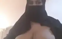 يلعب فيمبوي مع صاحب الديك على الكاميرا.