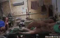 الشوب اللطيف يستمني على كرسي.