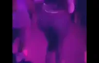 الديك الأبيض الكبير في عمق كس ضيق.