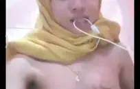 عشيق الشباب cums مع هزاز بداخله.