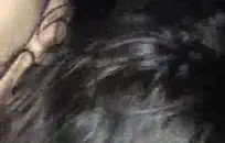 أجلس على الأرض لأظهر لك جسدي في الحمام.