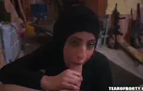 شاب مراهق محبوس في حوض الاستحمام.