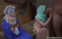 مراهق صغير يعطيني حنجرة عميقة.