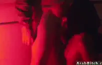 في سن المراهقة يلعب مع بوسها ثم انها cums.