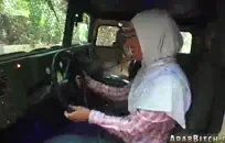 الزوج يمارس الجنس مع زوجته أمام صديقتها.