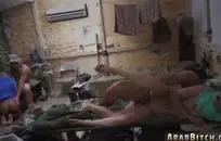 فتاة هواة يتبول في حوض الاستحمام ويتبول على وجهها.