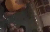 فتاة في سن المراهقة مع ضخمة الثدي ضربة وظيفة على كاميرا ويب كاميرا ويب ساخنة.