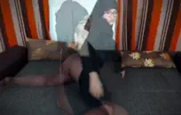 التبول في الغابة. المرأة العارية من الغابة.