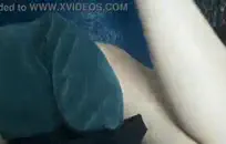 صبي ديك كبيرة يلعب مع لعبته.