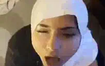 سيسي جبهة تحرير مورو الإسلامية يحصل على الوجه ضخمة من شخص غريب.