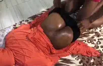 فتاة لطيفة في فستان وجوارب سوداء.