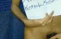 صبي في سن المراهقة كومينغ على رأس الدش بينما يراقب الوالدان.