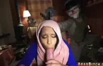 سيدة ناضجة في جوارب بيضاء تتمتع الجنس الخشن مع زوجها.