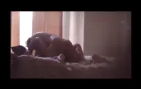 أمريكا المشاغب ليزا رو ورود ليلا يمارس الجنس على الأريكة.