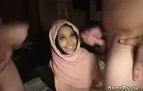 زوج كاك يشاهد زوجته يمارس الجنس مع الثور الأسود.