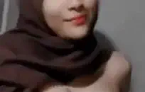 شعر الأبنوس في سن المراهقة مع كس ضيق وبظر كبير.