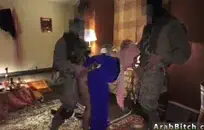 سخيف نفسي بلعبة ضخمة في حفرة ضيقة.