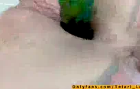 الأم مفلس في الملابس الداخلية الحمراء يعطي اللسان بينما ابنه في العمل