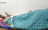 صبي مراهق يمارس الجنس مع والدته في الطابق السفلي.