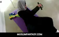 سيسي جبهة تحرير مورو الإسلامية يحصل قبالة مع قضبان اصطناعية. cums مرتين