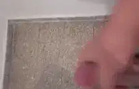 في سن المراهقة يحصل مارس الجنس من قبل أخيها في الحمام.