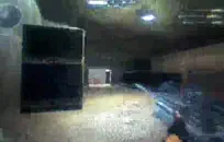 فتاة لطيفة يستمني بأصابعها في حوض الاستحمام.