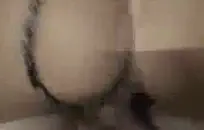 لطيف فتاة صينية في ثوب شبكة صيد السمك تلعب على سريرها عارية.