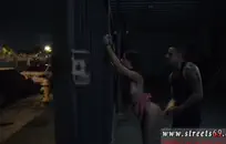 فتاة قرنية التدليك في جميع أنحاء دسار لها.