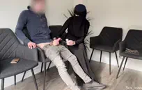 الشباب في سن المراهقة صغيرتي يأخذ ديك كبيرة في كل من الثقوب.