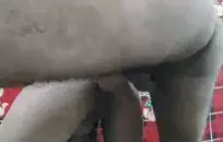 استمني بينما زميلتي في السكن بالخارج.