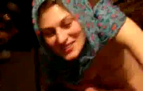 بوف من مراهقة تمتص قضيبي بينما والديها في المنزل.