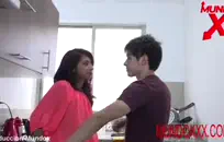 لطيف في سن المراهقة تقلع سراويلها الداخلية.