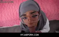 أعطتني أمي المقربة رأسًا قذرة.