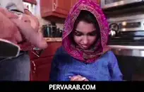 فتاة ساخنة مع نظارات مثير تمتص والملاعين لمكافأة الوجه.