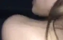 مطيع ربيب في قميص أحمر cums في بوسها ضيق.