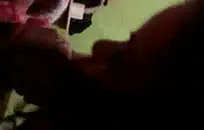 فتاة قرنية مع ضخمة الثدي استمناء على السرير.