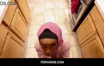 فتاة نردي تلعب مع بوسها إلى النشوة الجنسية.